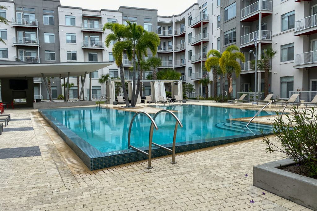 Condomínio com piscina para alugar casas em Orlando.