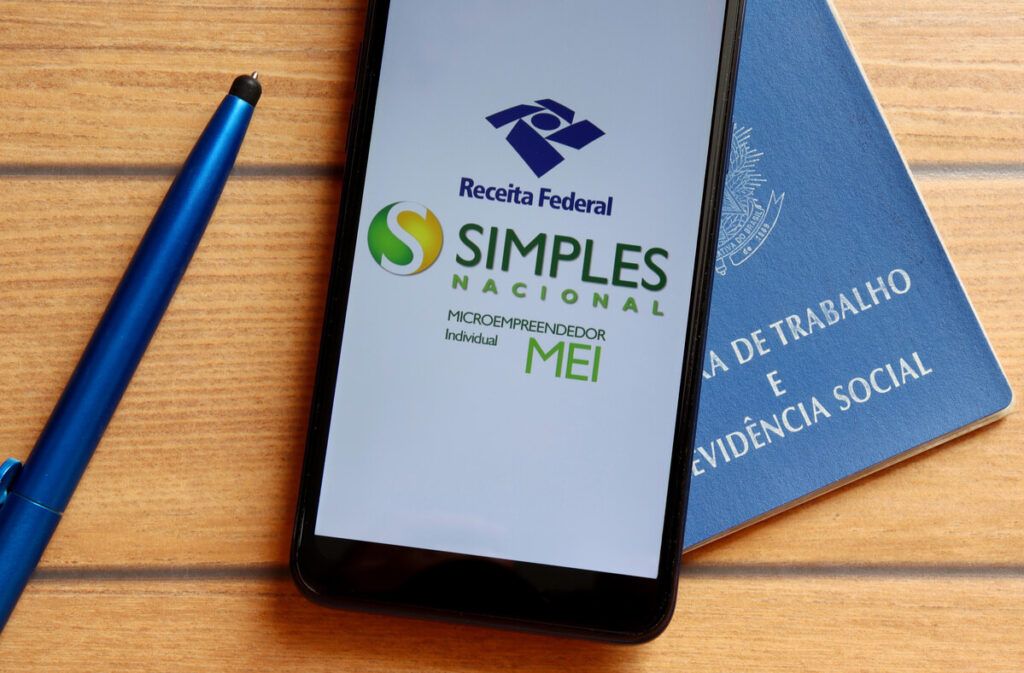 Aposentadoria MEI: smartphone com tela do app MEI