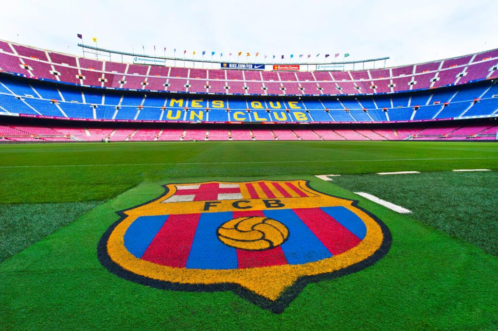 Logo do clube de futebol Barcelona no gramado no Camp Nou.