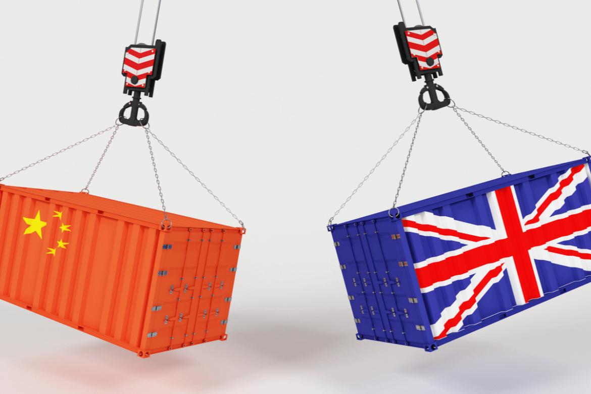 dois containers pendurados, um estampado com a bandeira da China e o outro estampado com a bandeiro do Reino Unido