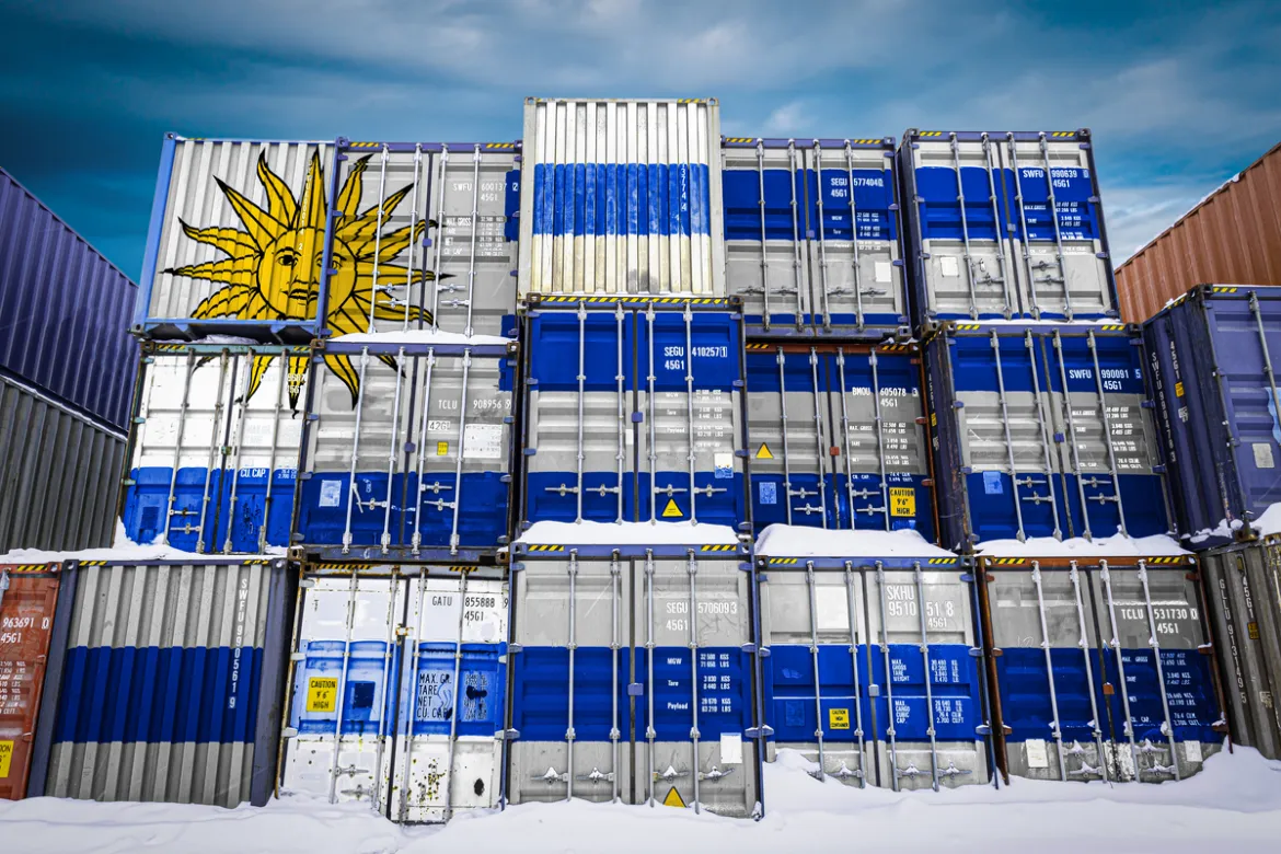 quinze containers empilhados onde suas estampas formam a bandeira do uruguai