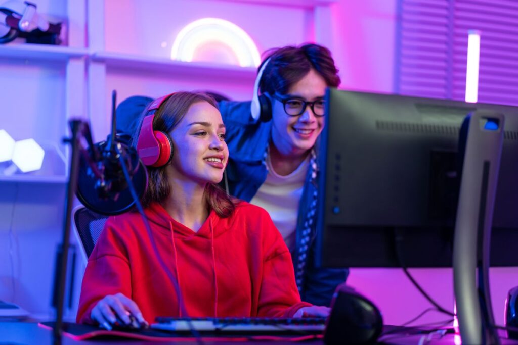 Homem e mulher lendo os requisitos de como se tornar afiliado Twitch.