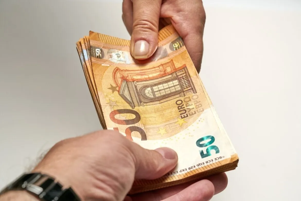 Comprar moeda estrangeira: pessoa recebendo cédulas de Euro.