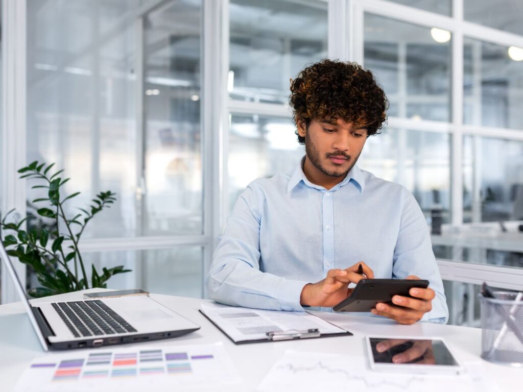 Homem acessando site para consultar CND do FGTS