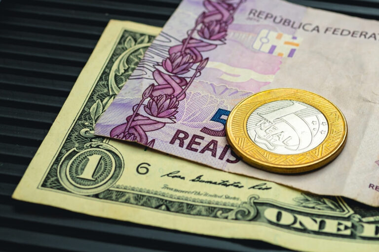 Moedas brasileira e americana representando a possibilidade de ter conta em Dólar no Brasil.
