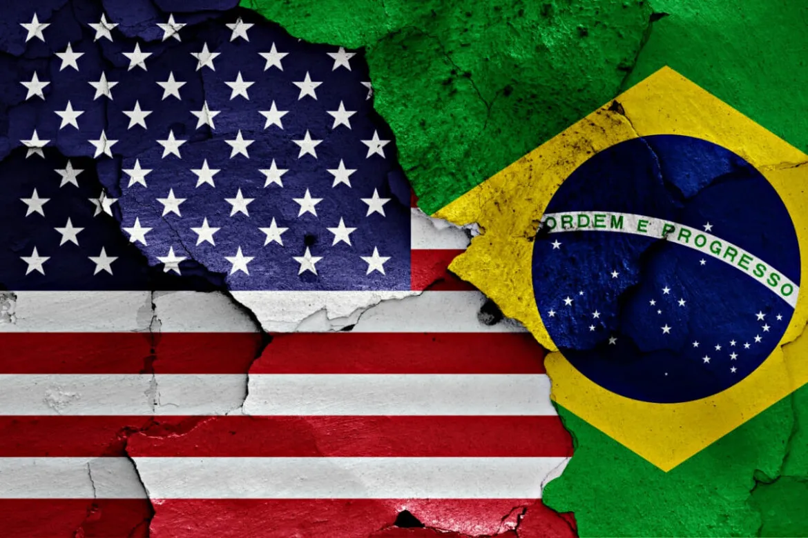 Bandeiras nacionais pintadas para falar sobre as diferenças culturais entre Brasil e Estados Unidos.