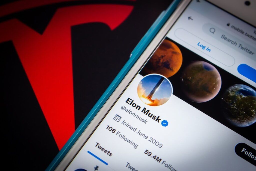 Conceitual da conta do twitter de Elon Musk no iPhone no logotipo da Tesla.
