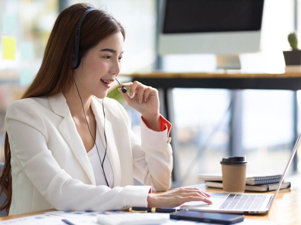 Assistente virtual explicando ao cliente sobre exemplos de trabalho autônomo