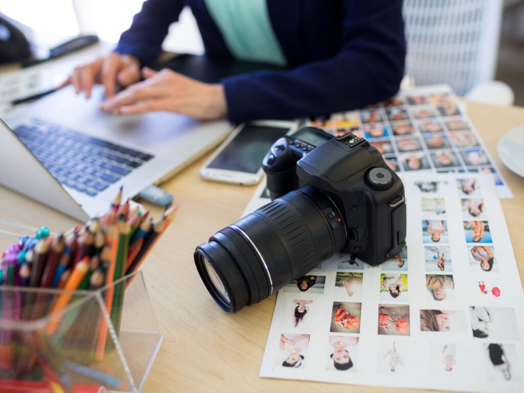 Fotógrafo editando fotos no computador