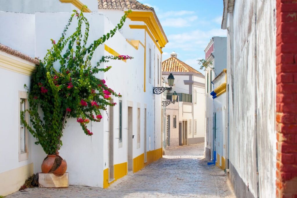 Rua da cidade de Faro, em Portugal