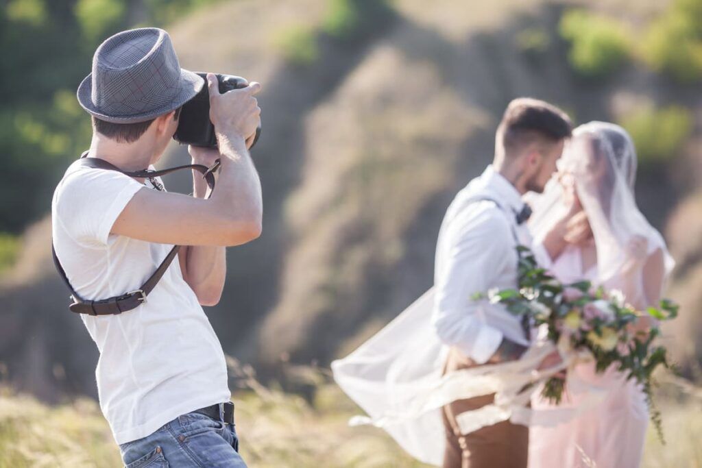 Fotógrafo realizando ensaio de casamento