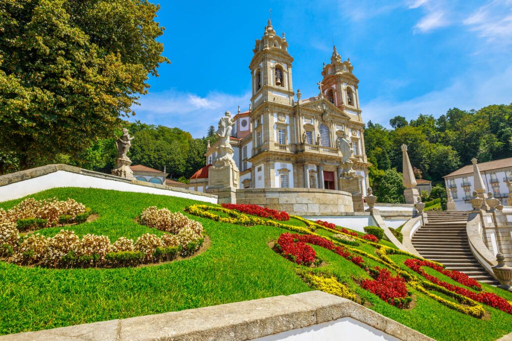 Igreja localizada em uma praça de Portugal.
