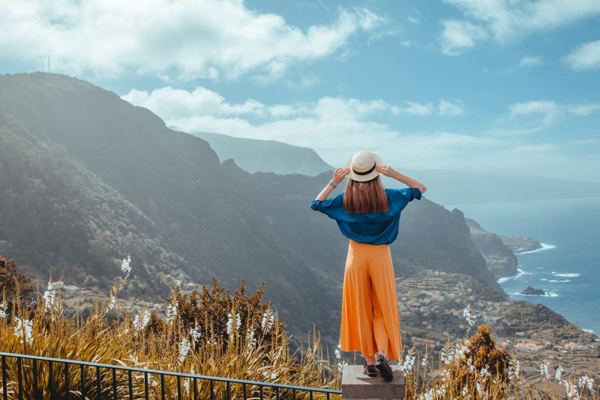 Mulher admirando paisagem na Ilha da Madeira.