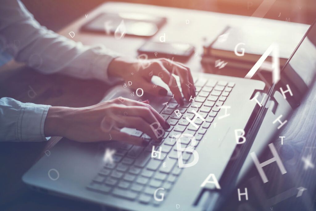 Mãos digitando em um teclado de notebook — representação de brand awareness.