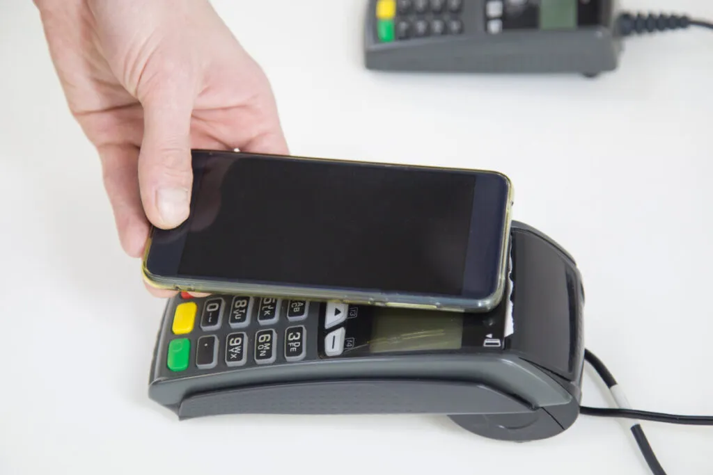 Máquina de cartão recebendo pagamento pelo Samsung Pay