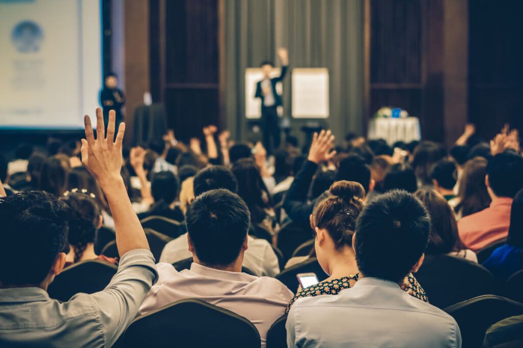 Networking — pessoas assistindo a uma palestra.