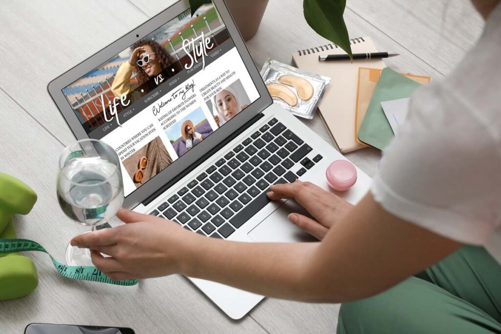 Mulher sentada no chão acessando o blog sobre Lifestyle.
