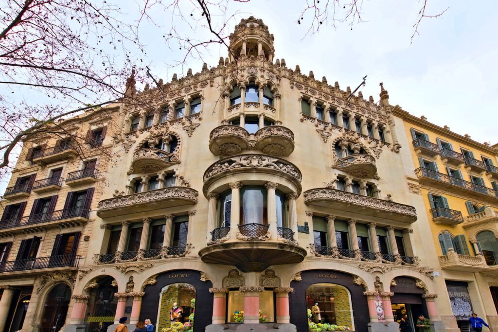 Fachada de uma mansão em Passeig Gràcia