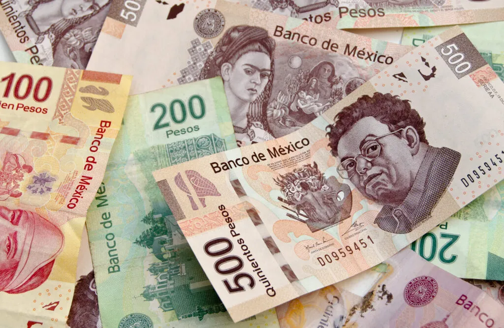 Pesos mexicanos, moeda oficial do México.