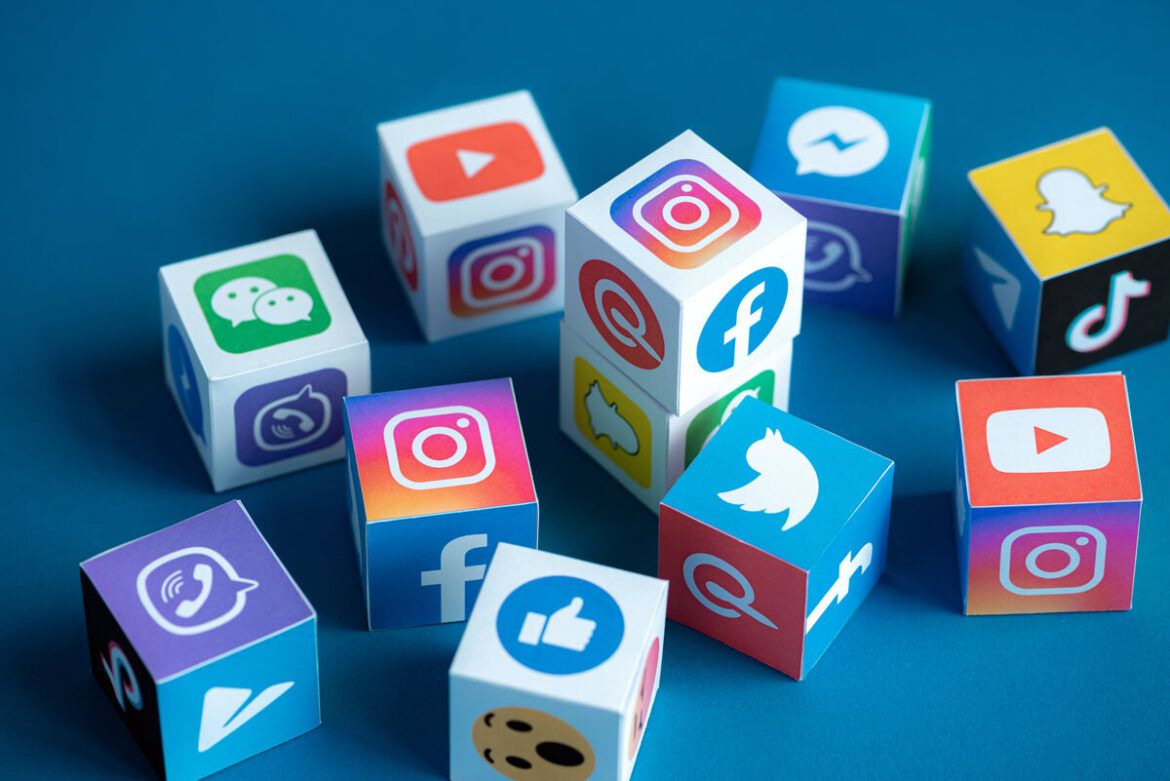 Cubos representando as mídias sociais mais usadas