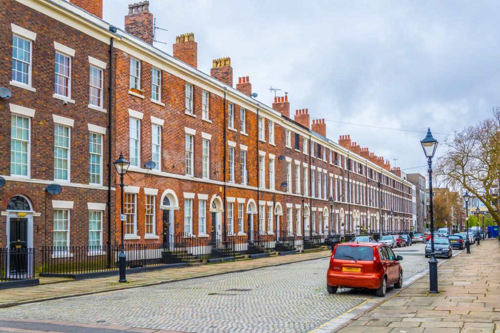 Rua com algumas opções de casas para alugar na Inglaterra