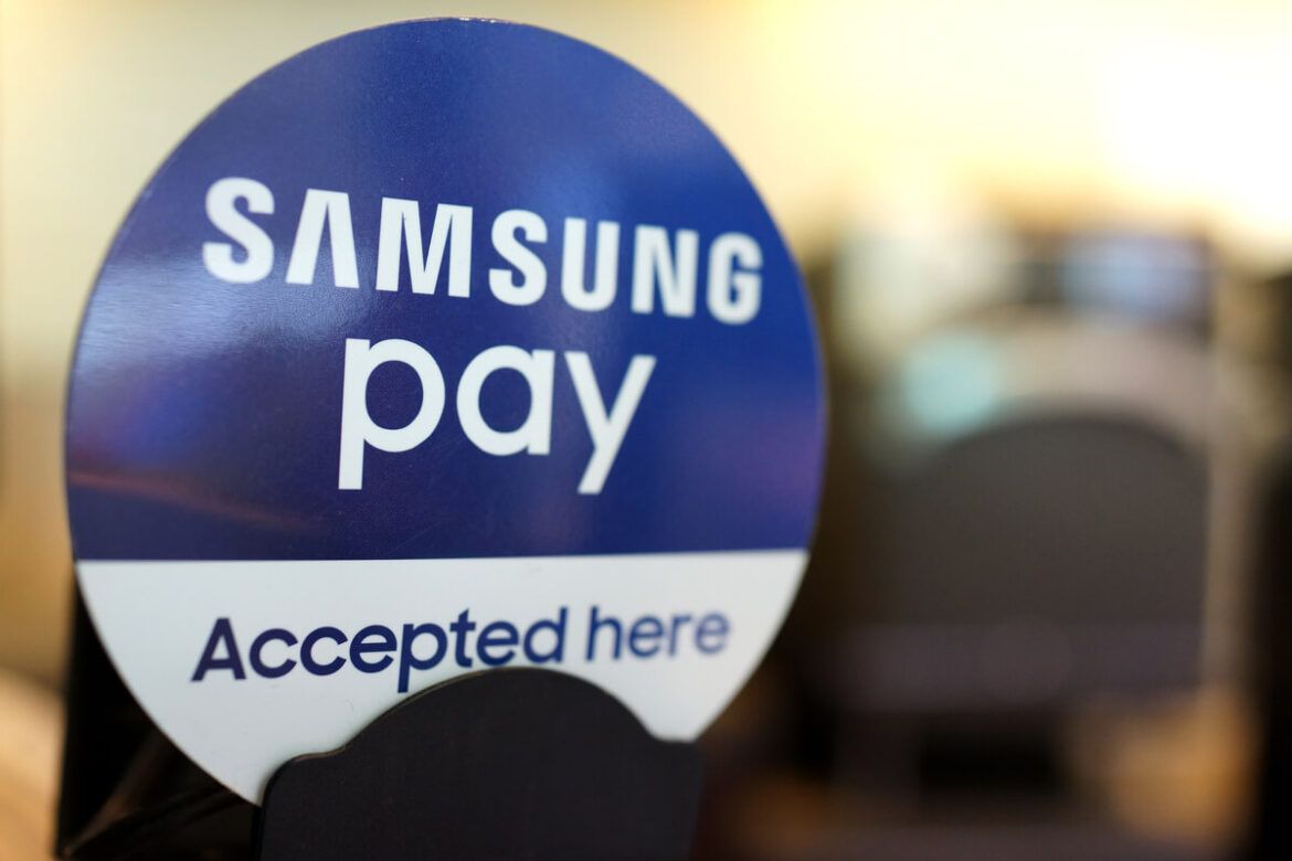Tag no balcão de um estabelecimento que aceita Samsung Pay