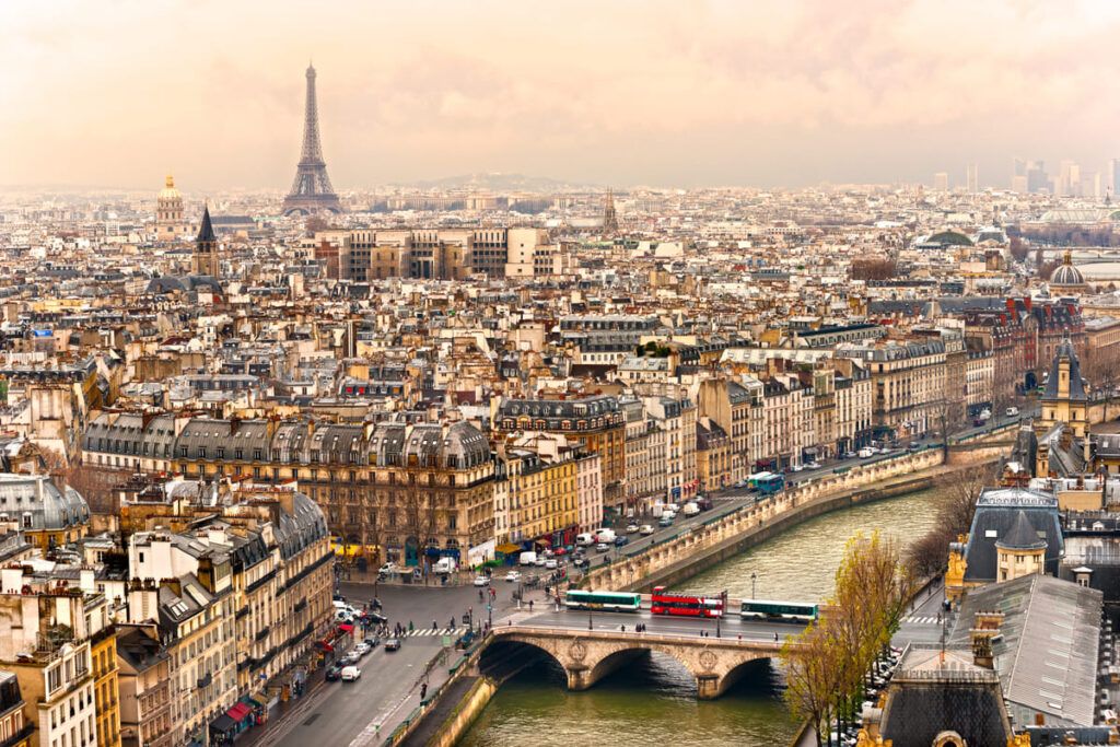 Vista da torre Eiffel em viagem para Paris.