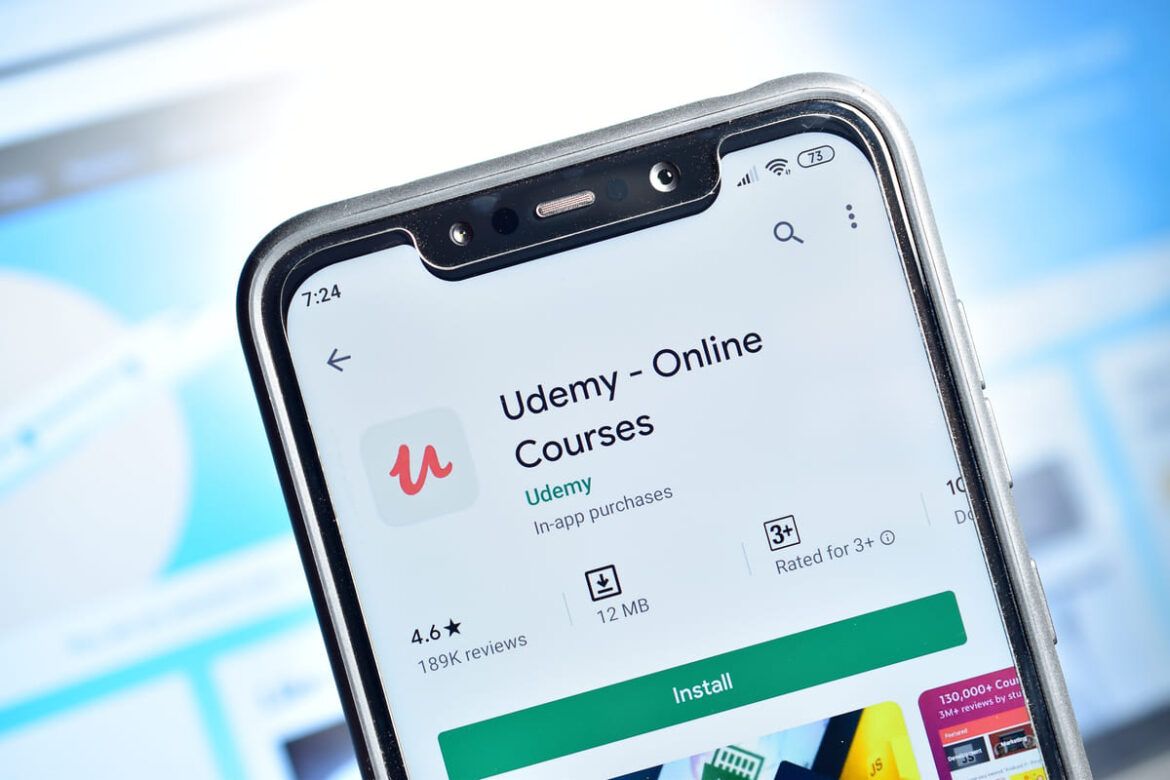 Celular android com página do aplicativo da Udemy aberta.