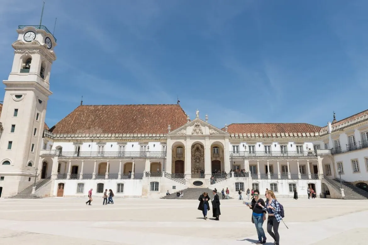 Fachada da Universidade de Coimbra em Portugal