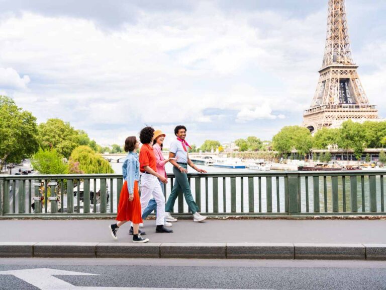 Amigos caminhando pelas ruas durante viagem para Paris