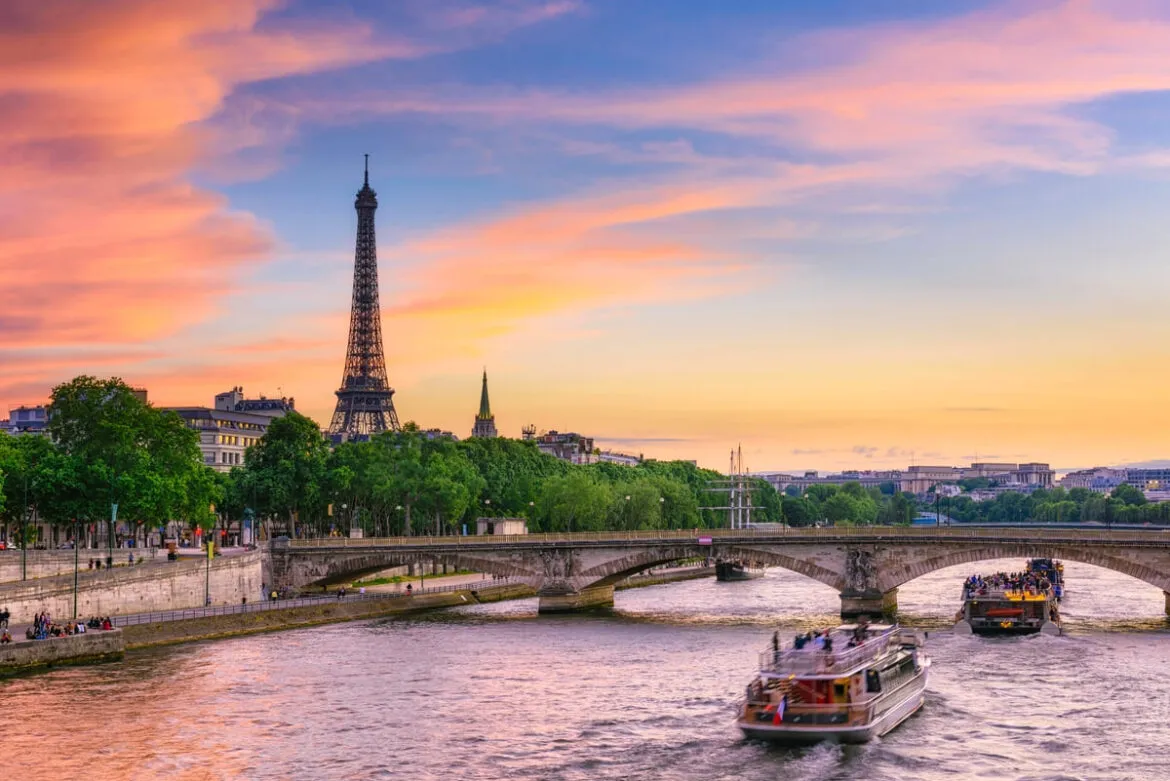 Barco em viagem para Paris passando pela Torre Eiffel