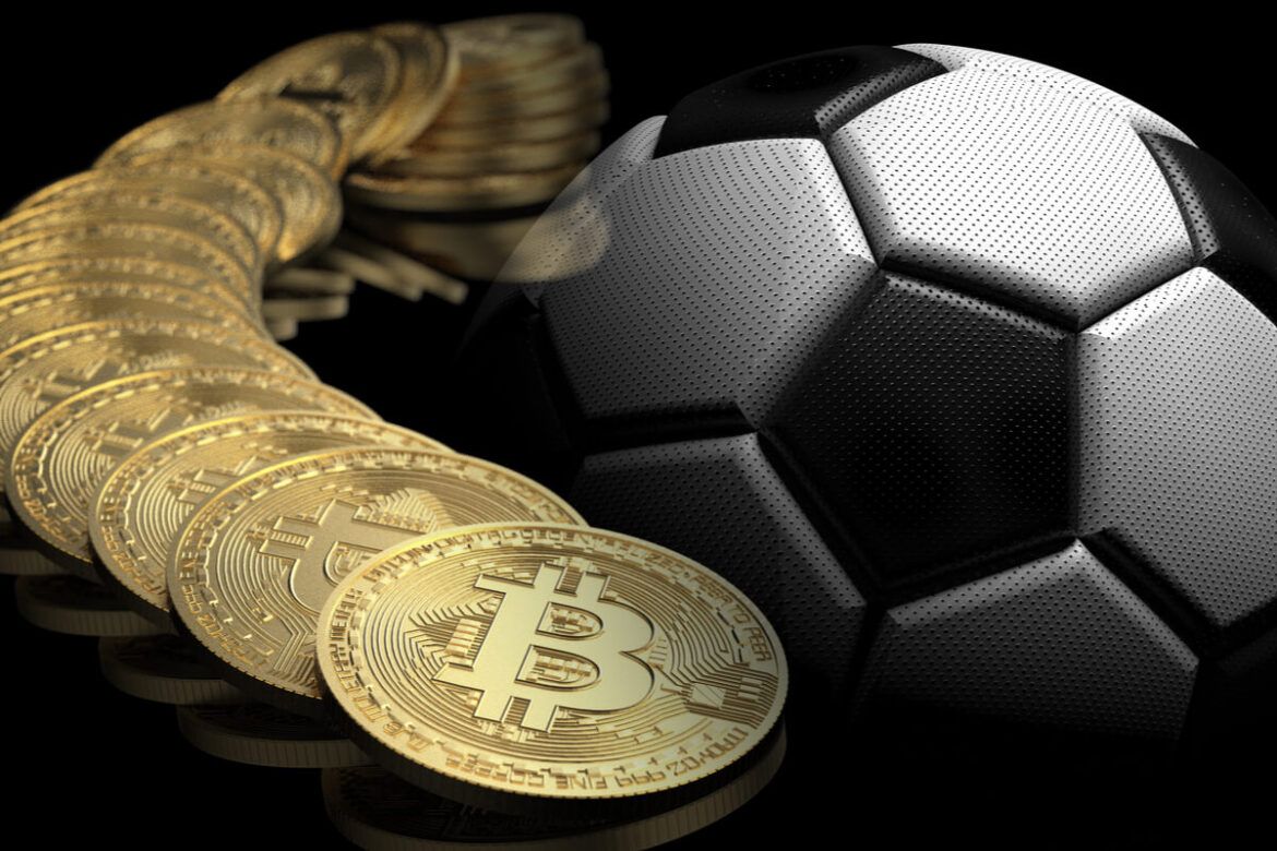 Imagem de uma bola de futebol com moedas de Bitcoin à sua esquerda