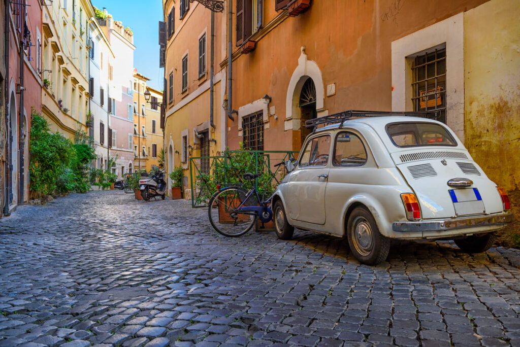 Cidade na Itália com um carro na rua