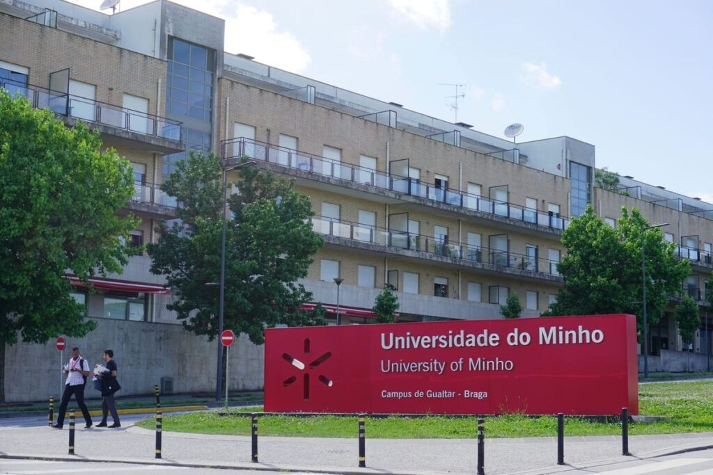 Imagem mostra a fachada da Universidade do Minho