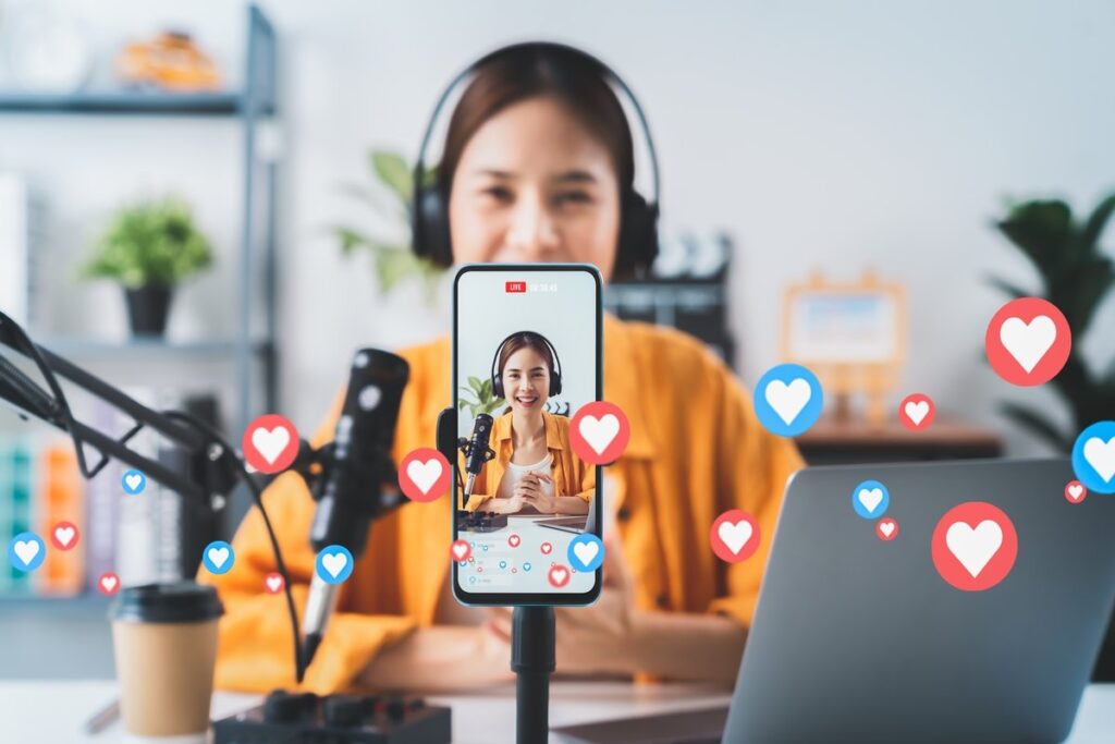 Influencer fazendo live no Instagram e recebendo muitas curtidas durante o vídeo.