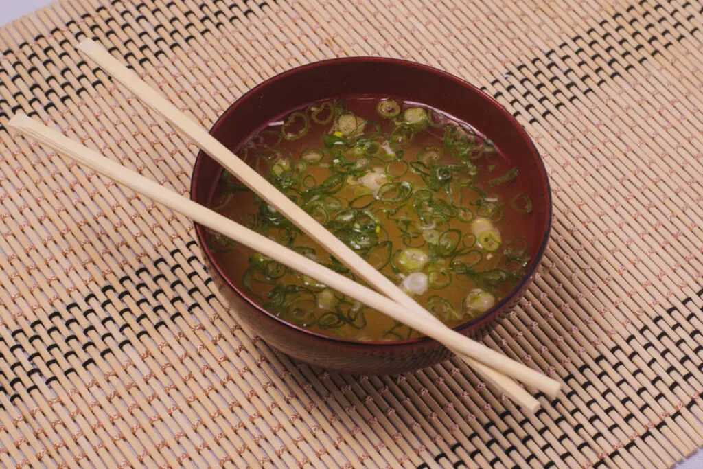 Culinária japonesa: Macarrão Missoshiro Soy com tofu e cebolinha