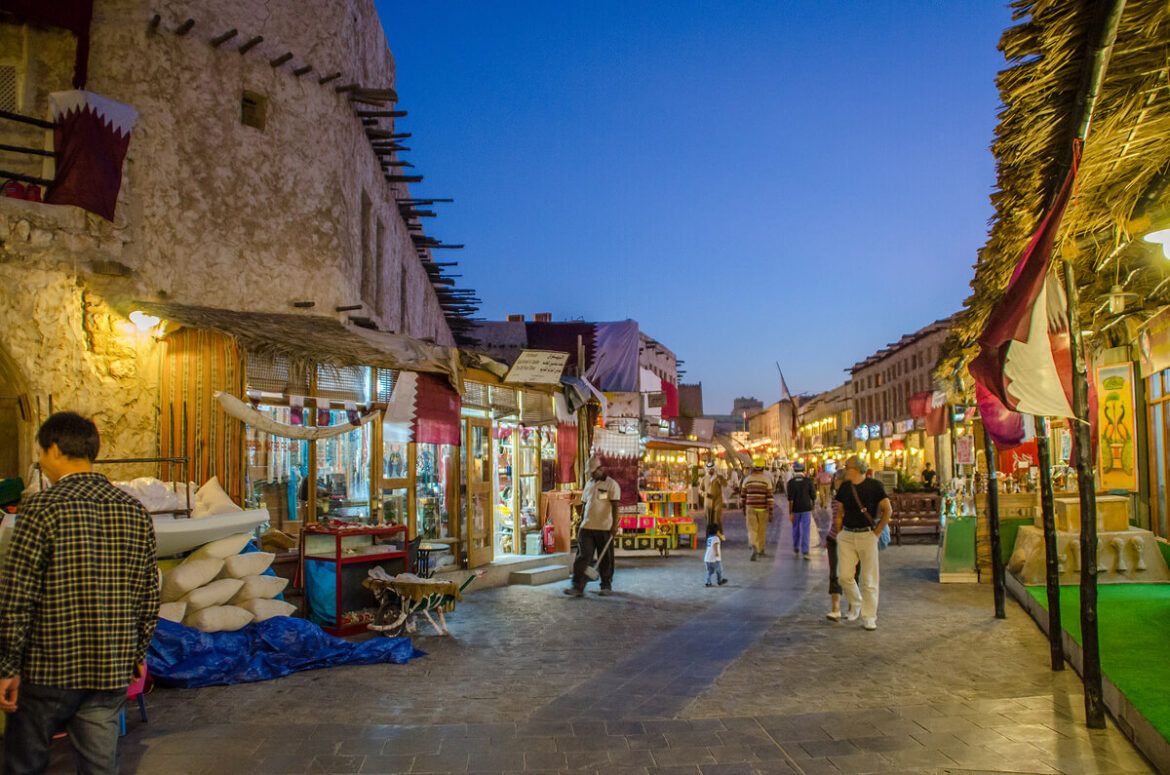 Curiosidades sobre o Catar: rua turística com lojas vendendo especiarias, artesanato e lembranças.