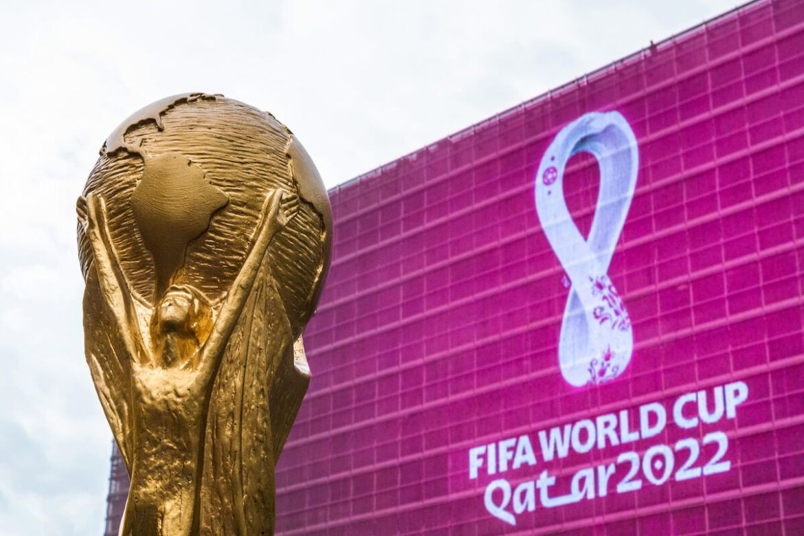 Estádios da Copa do Mundo: troféu da copa do mundo no logotipo de fundo da Copa do Mundo FIFA 2022