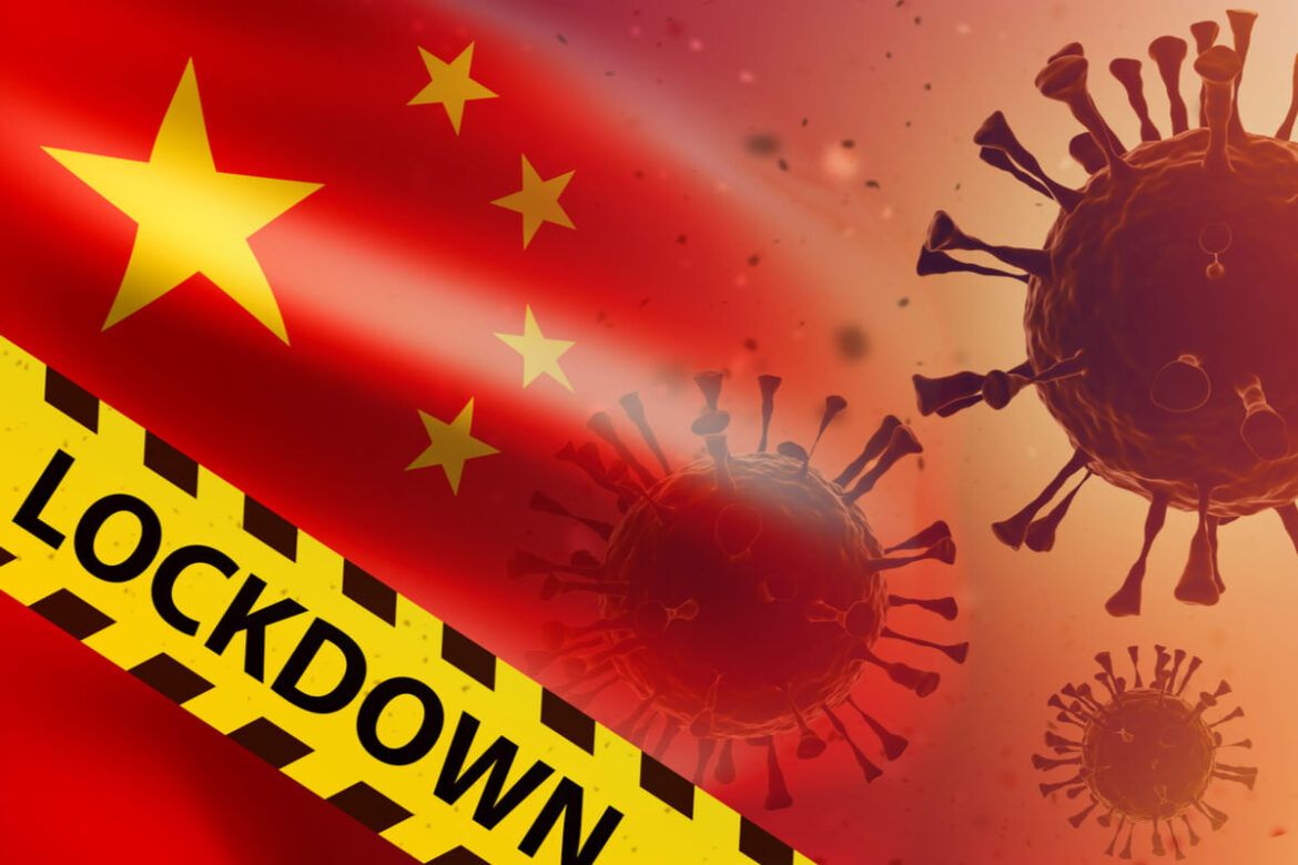 imagem da bandeira da China sobreposta a representação do vírus da Covid 19 e uma faixa amarela escrito "lockdown" em primeiro plano