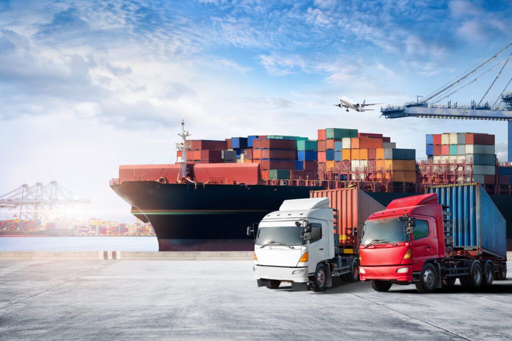 Foto de caminhões e navios garregados com containers de exportação