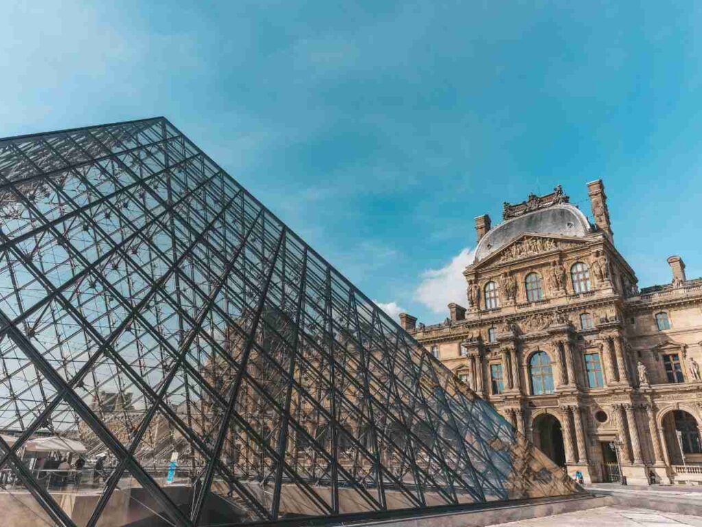 Louvre é um dos museus mais famosos do mundo.