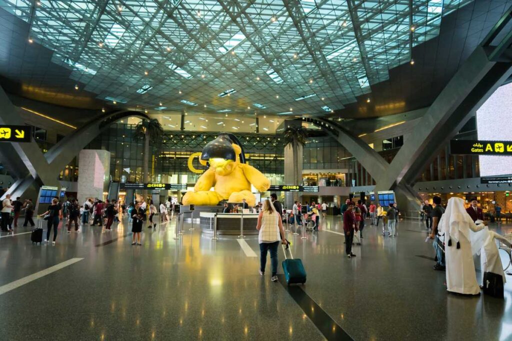 Viajantes andando pelo Hamad de Doha, um dos maiores aeroportos do mundo.