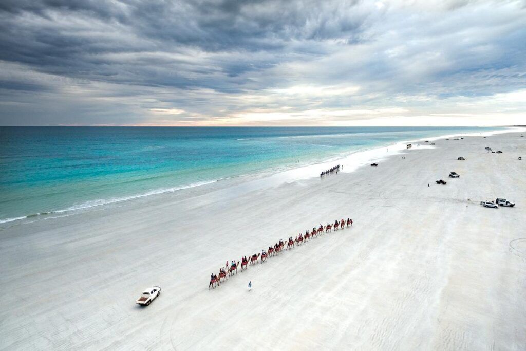 Faixa de areia de Cable Beach, Austrália, uma das melhores praias do mundo. 