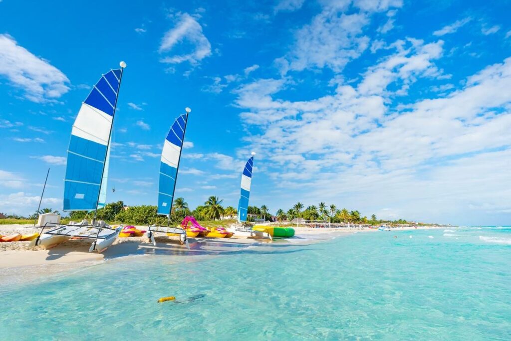 Barcos na costa da praia de Varadero Beach, Cuba