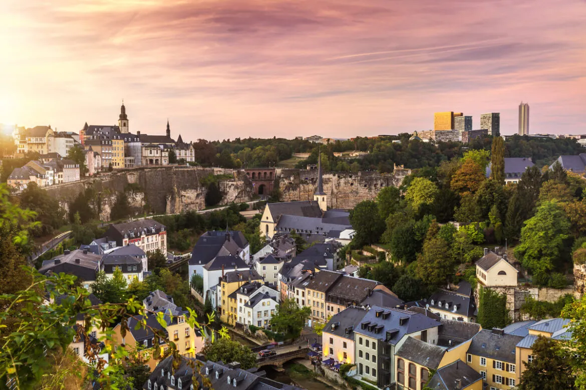 Vista de uma cidade demonstrando como é morar em Luxemburgo.