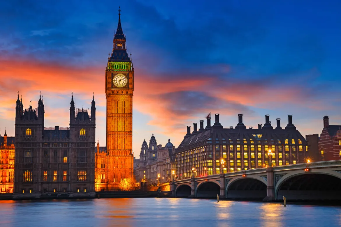 Imagem mostra a ponte Big Ben durante à noite que é um atrativo para quem quer morar na Inglaterra