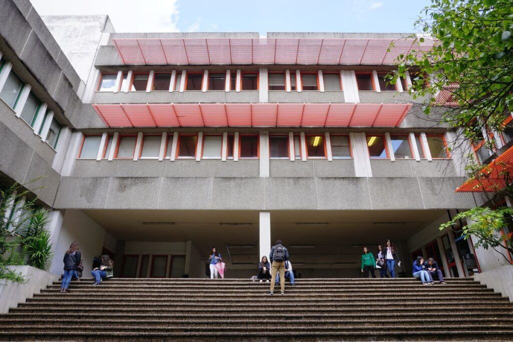 Foto da fachada da Universidade do Minho