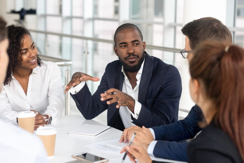 Pessoas em uma reunião empresarial definindo o que é plano de carreira.