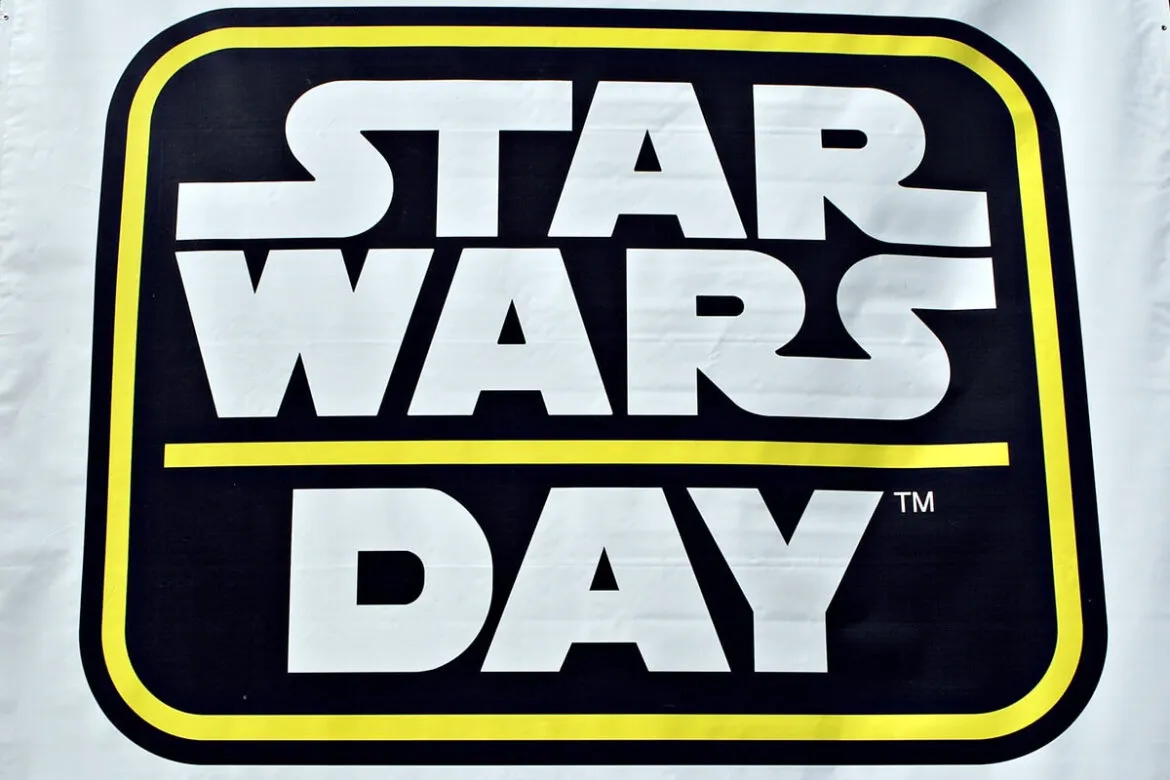Placa nas cores preta e amarela escrita Star Wars Day em branco