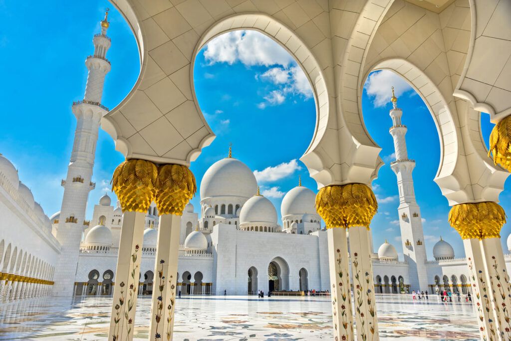 Templo com detalhes dourados nos Emirados Árabes Unidos.